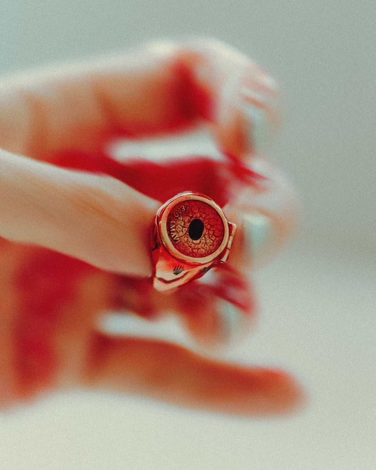 La Bague Poison : 2000 ans de pouvoir caché au doigt