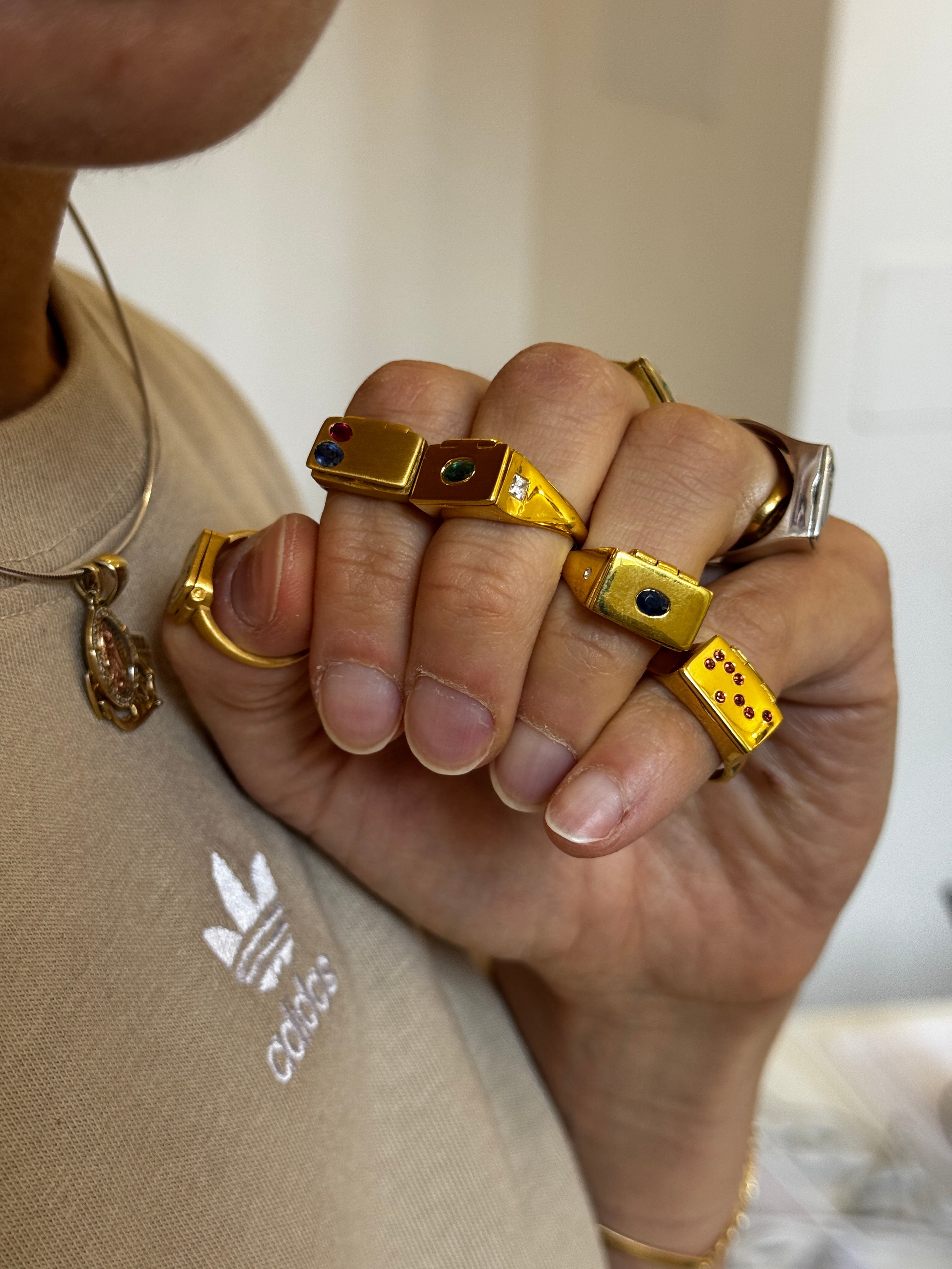Argent 925 ou vermeil ? Comment choisir la matière de votre bague à compartiment