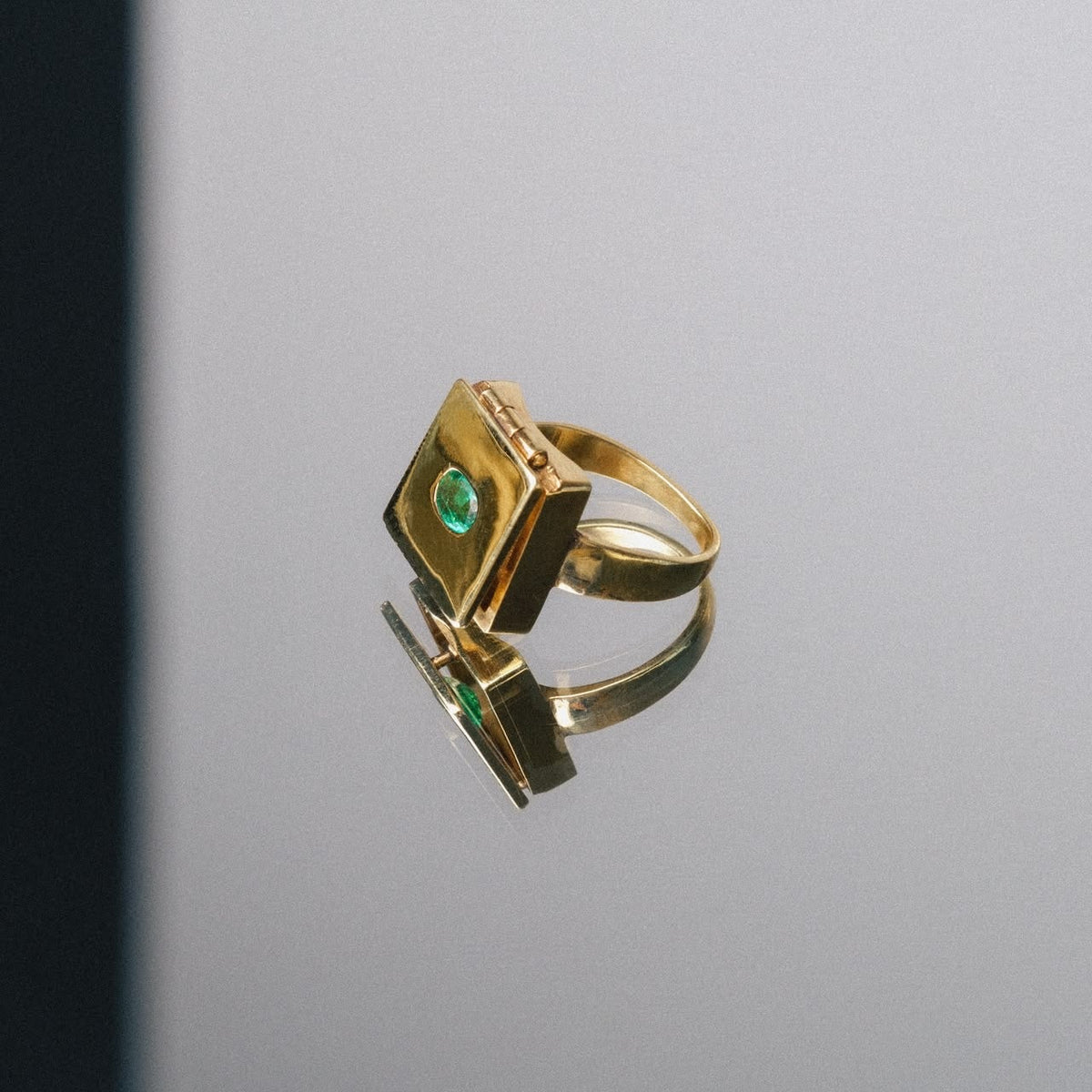 Bague poison en or avec pierre verte émeraude sur socle carré géométrique Art Déco