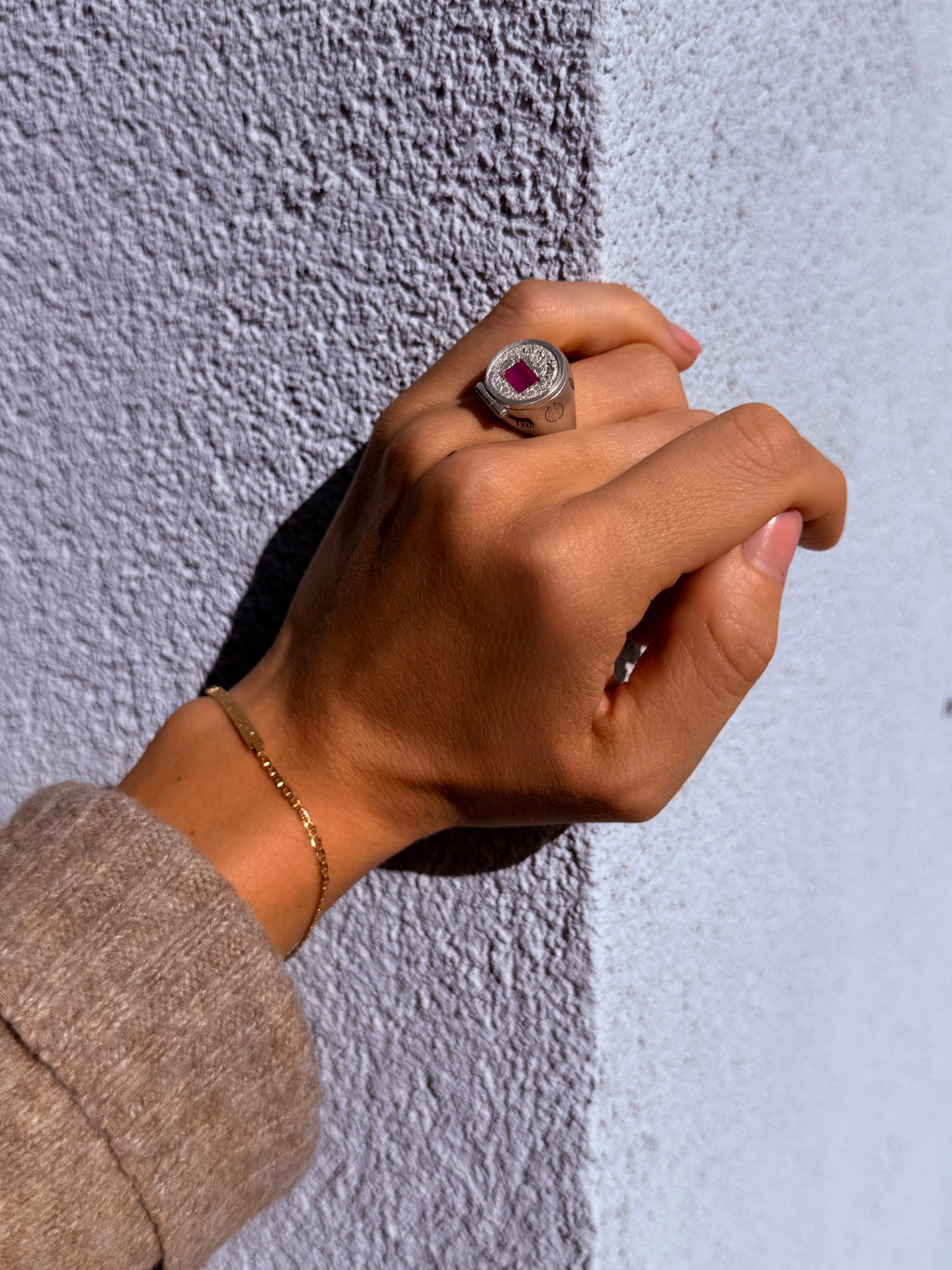 Bague poison à compartiment secret en argent 925, pierre rose carrée sur plateau rond, chaton entrouvert, portée à la main