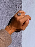 Bague poison à compartiment secret en argent 925, pierre rose carrée sur plateau rond, chaton entrouvert, portée à la main