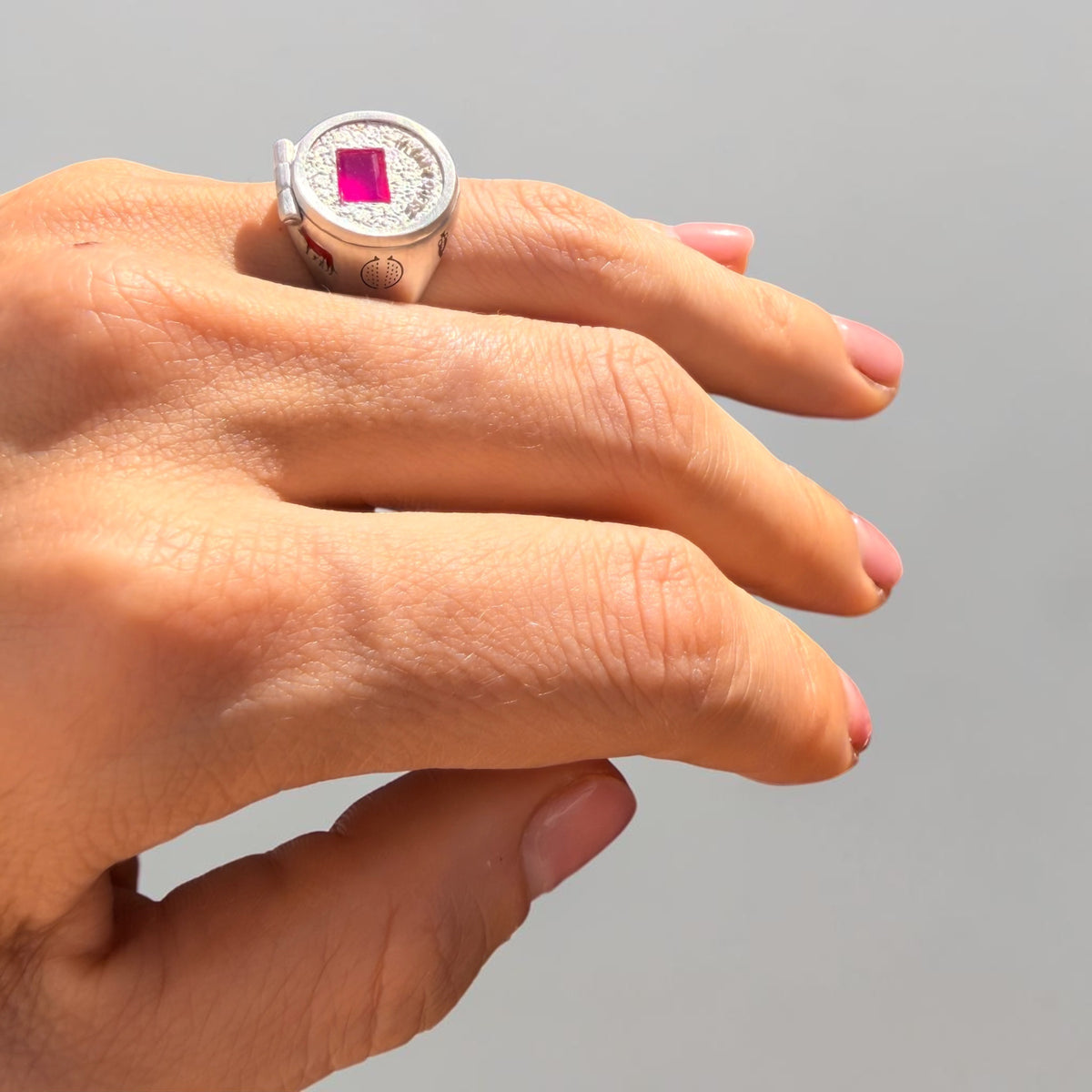 Bague poison à compartiment secret en argent 925, pierre rose fuchsia rectangulaire, couvercle charnière, portée à l'index