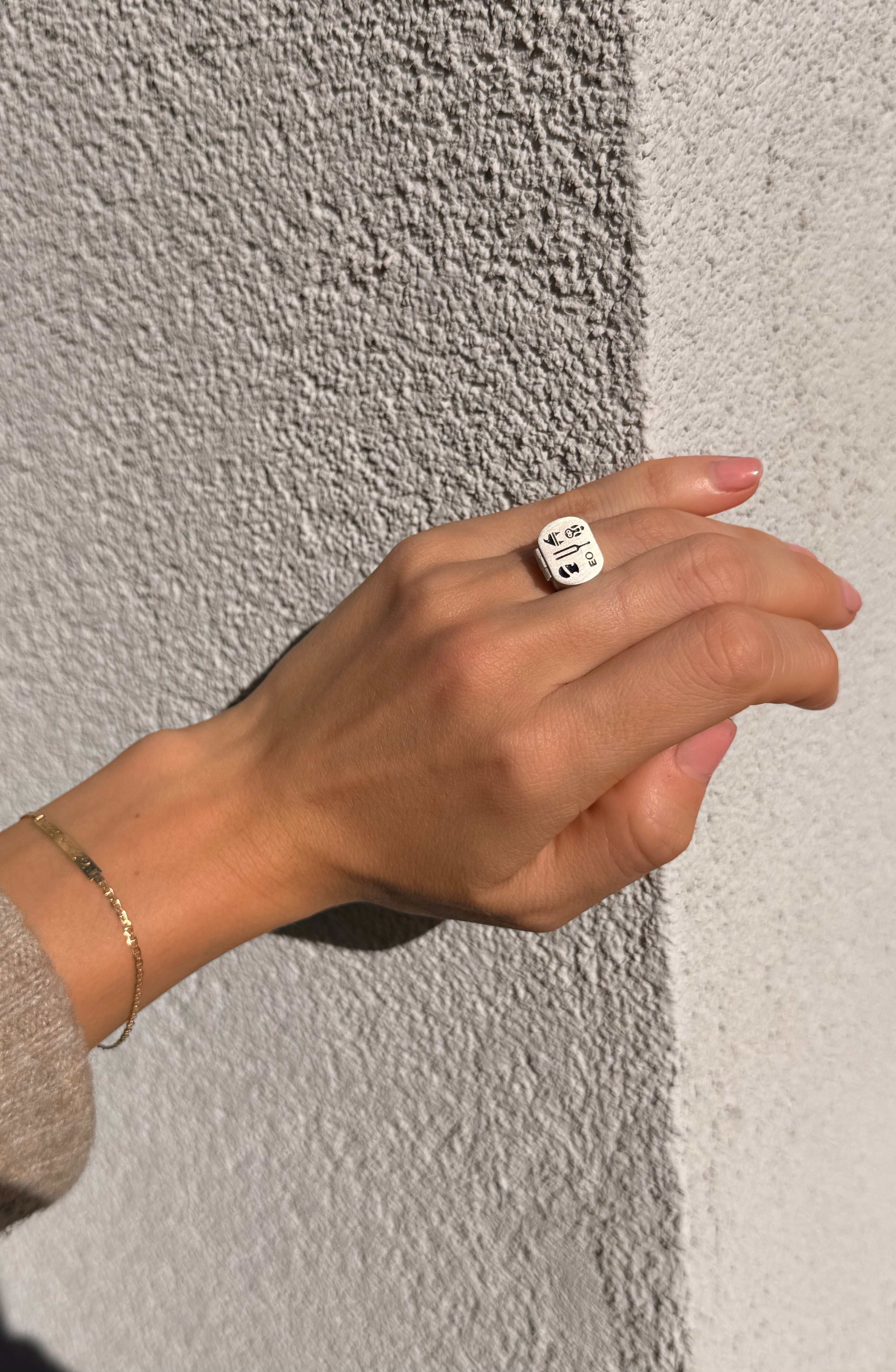 bague poison argent 925 portée, émaillée bleue avec symboles énigmatiques