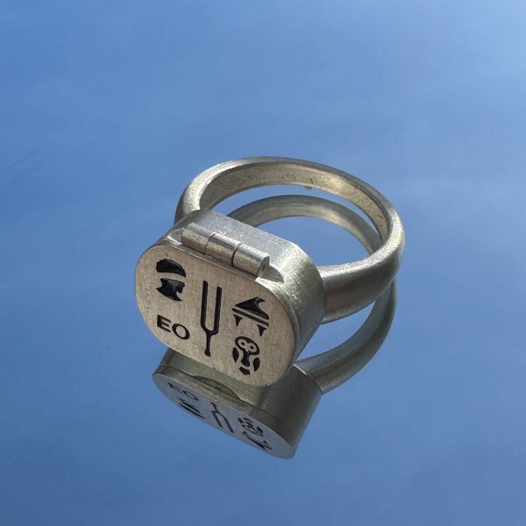 bague poison argent 925 émaillée symboles bleu sur fond