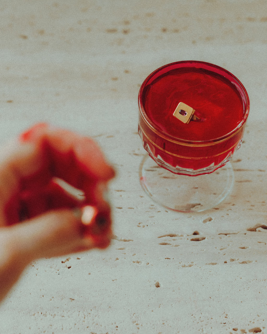 Bague poison dans une bougie parfumée artisanale rouge avec mèche en bois dans pot en verre transparent