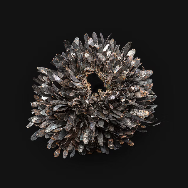 Sculpture sphérique en cristaux de quartz fumé disposés en rayons sur fond noir